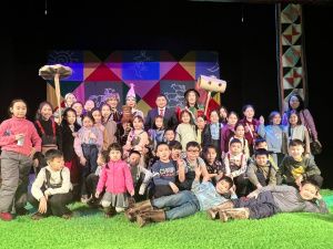 В День родного языка и письменности ТЮЗ представил по школьной программе спектакль «Старушка Бэйбэрикээн с пятью коровами»