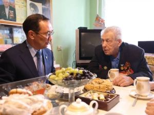 Айсен Николаев навестил ветерана Великой Отечественной войны в Чульмане