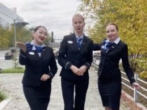 Видео: бортпроводники авиакомпании «Якутия» сменили форменную одежду на зимнюю