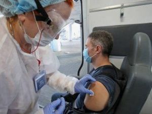 Глава Центра Чумакова назвал сроки применения «живой» вакцины от COVID-19