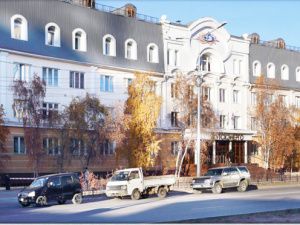 Сгнившая электроопора грозит рухнуть на участке жителя Якутска