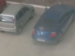 Видеофакт: Мужчина разбил чужой автомобиль