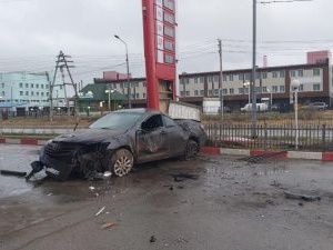 В Якутске иномарка врезалась в табло АЗС и задела другое авто: Пострадала пассажирка