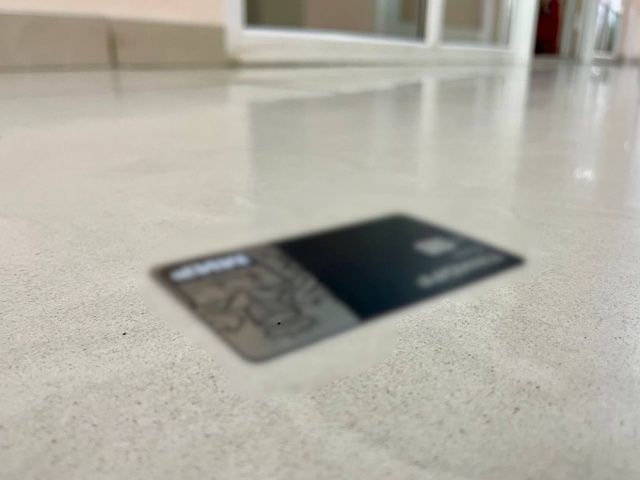 54-летний мужчина обвиняется в краже денег с банковской карты 16-летней девушки, которую она потеряла