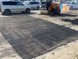 В Якутске продолжают выравнивать дороги в усиленном режиме