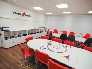 В общеобразовательной школе Айхала установлена памятная доска основателю посёлка