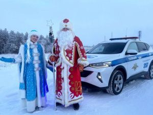 Добрые новогодние волшебники в погонах дарят юным якутянам веру в чудеса