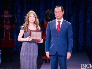 Премии лучшим школьникам Якутии 2023 года вручил Айсен Николаев