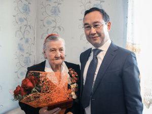 Айсен Николаев вручил ветерану войны первую в Якутии юбилейную медаль к 75-летию Победы