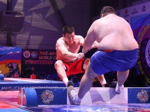 Якутский мас-рестлер Евгений Попов впервые стал абсолютным чемпионом мира