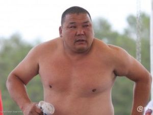 В тесноте, но на драйве: Турнир по мас-рестлингу в Амге перенесли в другое место