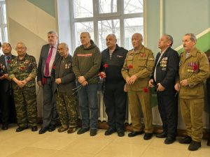 В Якутске возложили цветы к памятнику Владимиру Калашникову