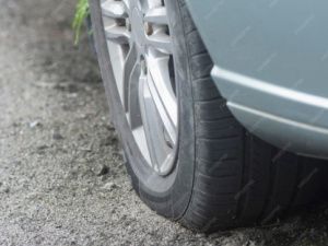 Бытовой конфликт в Якутске закончился уголовным делом: мужчина проколол все колеса автомобиля соседки