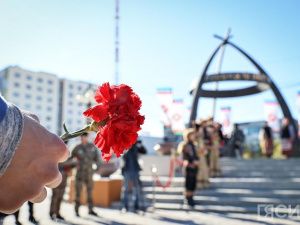 В честь Дня города Якутска к памятнику Семену Дежневу и Абакаяде возложили цветы