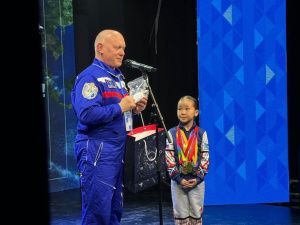 На форуме «Цифровой алмаз» Герой России Олег Артемьев передал куколку Кындыкан, побывавшую на МКС