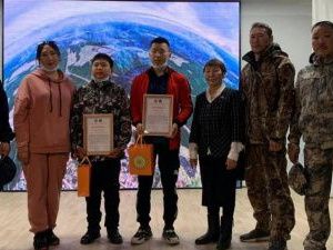 В Нюрбинском районе наградили двух школьников, тушивших лесной пожар. Их участие в ликвидации огня власти отрицали