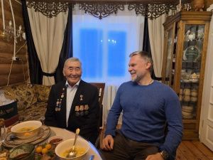 Кирилл Бычков вкусно покушал супчика у Героя Труда