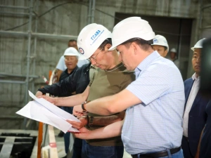 Глава Якутии совершил выездную проверку в строящемся Арктическом центре эпоса и искусств