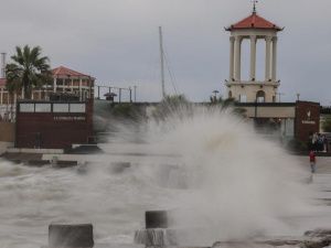 Ветер до 144 км/ч, массовые подтопления и погибшие: что известно об урагане на Юге России
