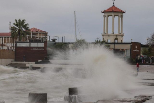 Ветер до 144 км/ч, массовые подтопления и погибшие: что известно об урагане на Юге России
