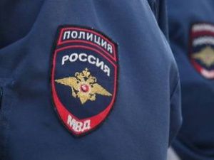 В Усть-Алданском улусе мужчина проник в чужую квартиру, вышибив дверь, и уснул там