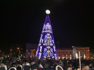 На площади Орджоникидзе торжественно зажглись огни новогодней ёлки