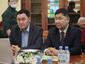 В Якутске презентовали книгу  о мастерах берестяных изделий  «Өбүгэ ситимэ»