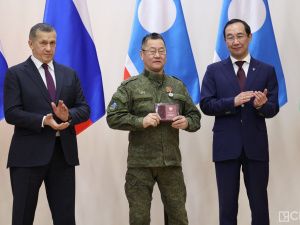 Зампред правительства России Юрий Трутнев вручил госнаграды военнослужащим и добровольцам Якутии