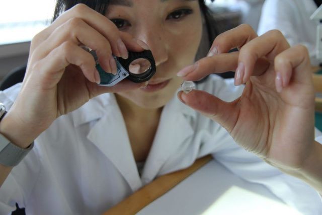 Сортировщица АЛРОСА – о любви к профессии и о том, какую историю могут рассказать драгоценные камни