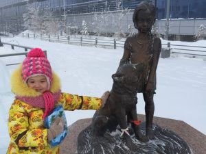 «Стала мудрой и сильной»: как сложилась судьба Карины Чикитовой, выжившей в глухой тайге