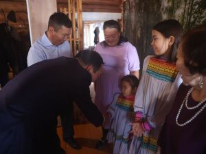 Айсен Николаев навестил участника СВО в Мегино-Кангаласском районе Якутии