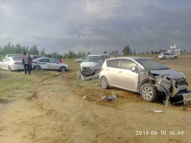 Фотофакт: В местности Ус Хатын пьяный водитель грузовика протаранил четыре автомобиля
