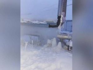 Жители микрорайона Птицефабрика пожаловались на продолжающиеся течи после вчерашней коммунальной аварии