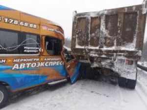В Алданском районе автобус-такси врезался в самосвал: Пять пассажиров получили травмы