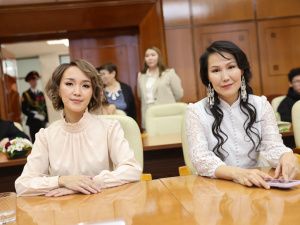 Айсен Николаев вручил государственные награды матерям Якутии