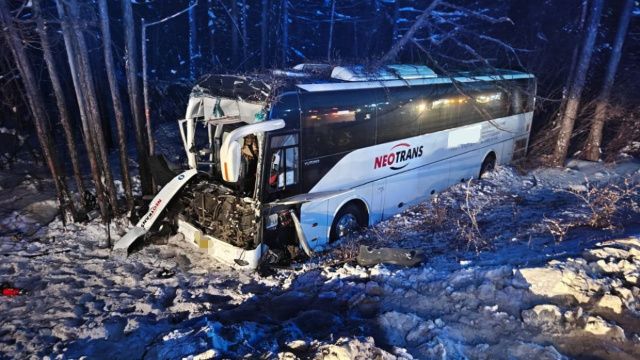 В Нерюнгринском районе водитель автобуса оказался зажат в кабине после столкновения с большегрузом