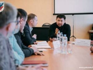 Евгений Григорьев провел выездное совещание в микрорайоне Марха