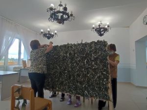 В больницах Якутии персонал и пациенты плетут маскировочные сети