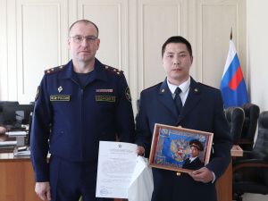 В УФСИН наградили сотрудников личной фотографией, снятой у развернутого Знамени уголовно-исполнительной системы