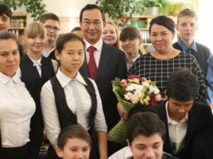 Глава Якутии Айсен Николаев поздравляет с Днём Учителя