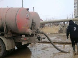 «Жилкомсервис» продолжает откачку талой воды с улиц