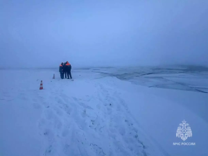 Трое, включая ребенка, погибли при провале автомобиля под лед в Якутске