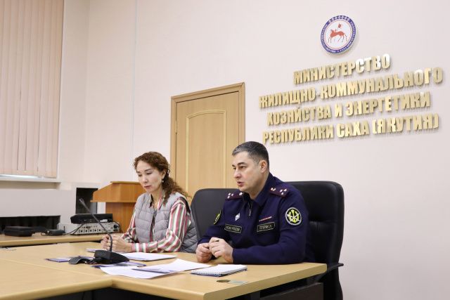 Заместитель начальника УФСИН Станислав Тетерин и заместитель министра жилищно-коммунального хозяйства и энергетики региона Наталья Готовцева обсудили вопросы развития производства в исправительных учреждениях