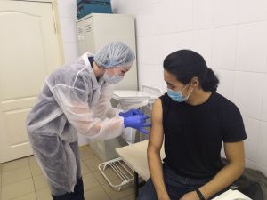 Вакцинация от COVID-19 началась для артистов Театра юного зрителя, Театра Олонхо и Филармонии Якутии 