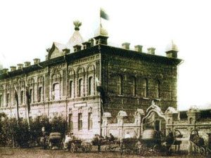 Окружной суд, казначейство, торговый дом «Коковин и Басов». Застывшая музыка Лешевича