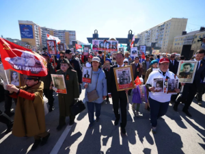 Глава Якутии Айсен Николаев прошёл в Бессмертном полку с портретом деда-фронтовика