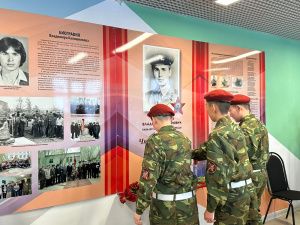 В Якутске возложили цветы к памятнику Владимиру Калашникову