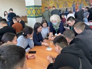 Школьники и студенты Якутска изготовили маскировочные сети и обереги для казаков — участников СВО