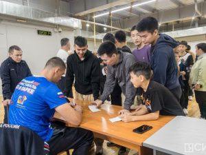 Олимпийский чемпион по боксу Евгений Тищенко провел мастер-класс в Якутске