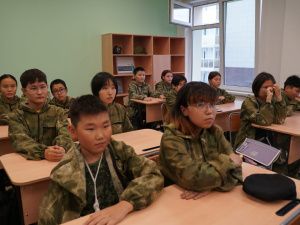 Герой России Игорь Юргин провел урок для школьников Якутска